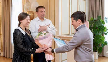Дмитрий Артюхов поздравил супругов Белецан с рождением десятого ребенка