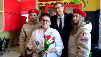 Глава района Олег Попов вручил цветы мамам участников СВО