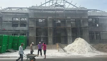 Ямальские строители наполовину восстановили Дом пионеров в Волновахе