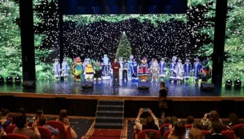 Дмитрий Артюхов поздравил участников Губернаторской елки с предстоящим праздником
