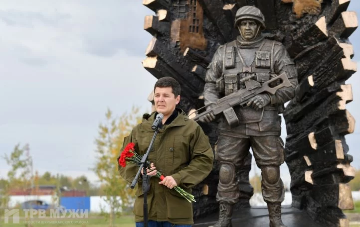 Дмитрий Артюхов открыл памятник героям СВО в Салехарде в парке Победы